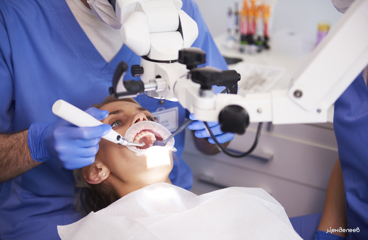 эндодонтист прочищает канал зубного корня