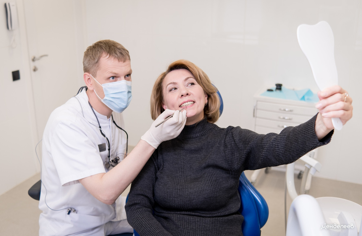женщина на приёме у стоматолога